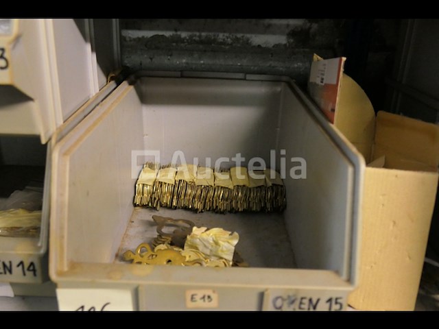 Decoratieve hardware; handgrepen en laarzen, sloten van ijzer en messing, diversen - afbeelding 8 van  22