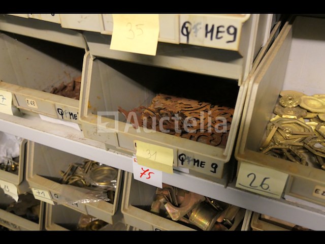 Decoratieve hardware; handgrepen en laarzen, sloten van ijzer en messing, diversen - afbeelding 20 van  22