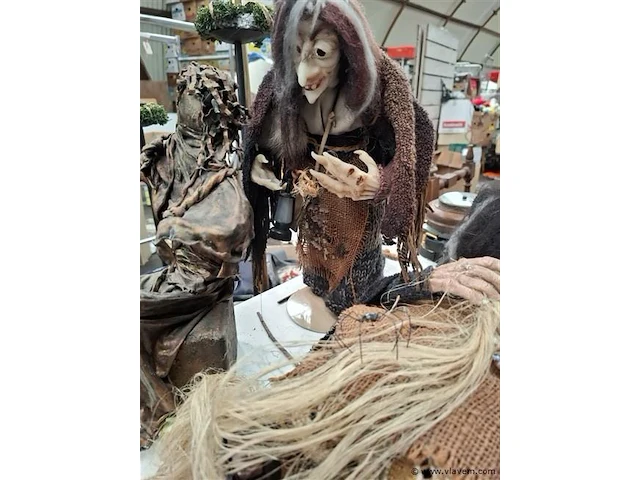 Decoratieve heks - afbeelding 3 van  4