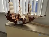Decoratieve houten zeilboot