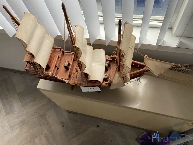 Decoratieve houten zeilboot - afbeelding 2 van  5