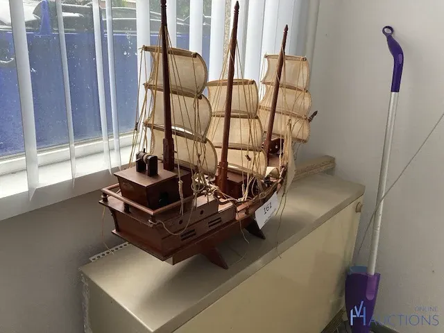 Decoratieve houten zeilboot - afbeelding 3 van  5