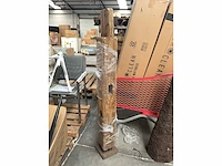 Decoratieve houten zuil/kunstobject - afbeelding 1 van  5