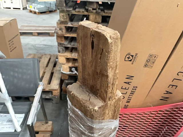 Decoratieve houten zuil/kunstobject - afbeelding 3 van  5