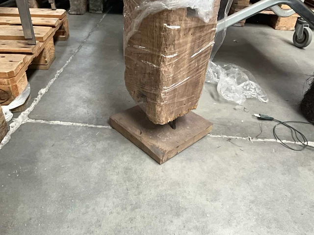 Decoratieve houten zuil/kunstobject - afbeelding 4 van  5