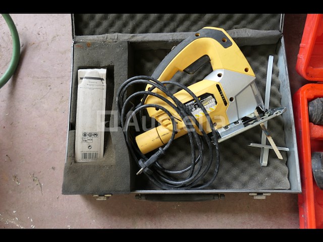 Decoupeerzaag, hakhamer, draagbare cirkelzaag - afbeelding 4 van  5