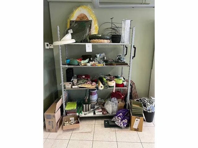 Deense kar met allerlei verwerkingsmaterialen voor bloemenwinkel - afbeelding 1 van  8