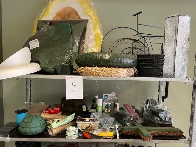 Deense kar met allerlei verwerkingsmaterialen voor bloemenwinkel - afbeelding 2 van  8