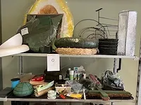 Deense kar met allerlei verwerkingsmaterialen voor bloemenwinkel - afbeelding 2 van  8