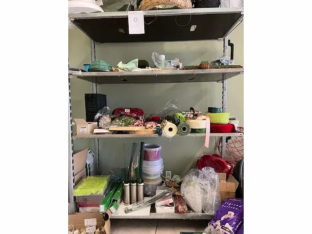 Deense kar met allerlei verwerkingsmaterialen voor bloemenwinkel - afbeelding 3 van  8