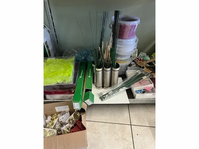 Deense kar met allerlei verwerkingsmaterialen voor bloemenwinkel - afbeelding 5 van  8