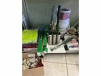 Deense kar met allerlei verwerkingsmaterialen voor bloemenwinkel - afbeelding 5 van  8