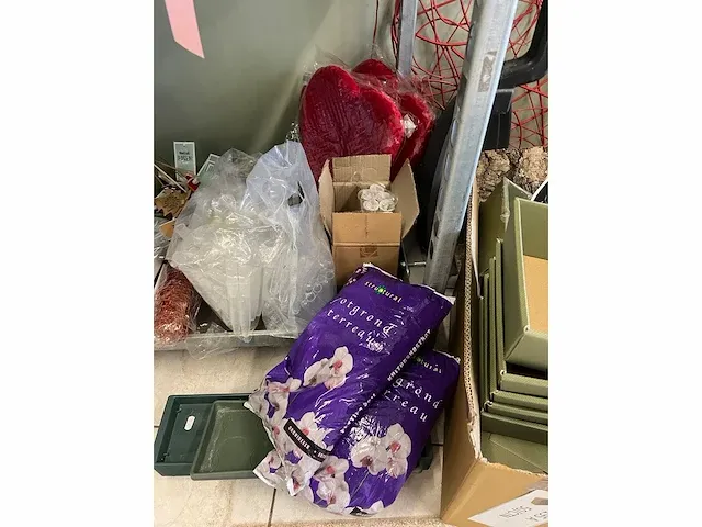 Deense kar met allerlei verwerkingsmaterialen voor bloemenwinkel - afbeelding 6 van  8