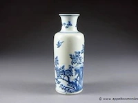 D'époque kang-hi vase bouteille au décor présentant un oiseau dans un paysage avec rochers et végétaux en fleurs. porcelaine de chine à émail bleu/blanc. marque d'un double cercle concentrique. - afbeelding 1 van  3