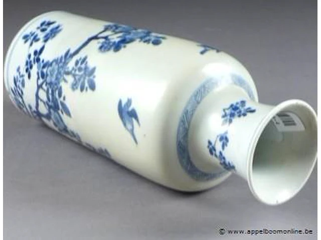 D'époque kang-hi vase bouteille au décor présentant un oiseau dans un paysage avec rochers et végétaux en fleurs. porcelaine de chine à émail bleu/blanc. marque d'un double cercle concentrique. - afbeelding 2 van  3