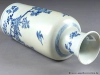 D'époque kang-hi vase bouteille au décor présentant un oiseau dans un paysage avec rochers et végétaux en fleurs. porcelaine de chine à émail bleu/blanc. marque d'un double cercle concentrique. - afbeelding 2 van  3