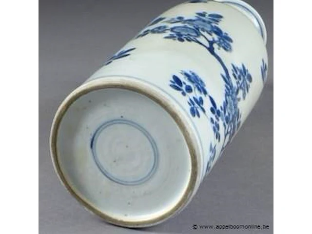 D'époque kang-hi vase bouteille au décor présentant un oiseau dans un paysage avec rochers et végétaux en fleurs. porcelaine de chine à émail bleu/blanc. marque d'un double cercle concentrique. - afbeelding 3 van  3