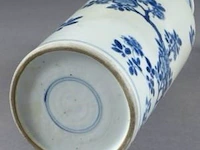 D'époque kang-hi vase bouteille au décor présentant un oiseau dans un paysage avec rochers et végétaux en fleurs. porcelaine de chine à émail bleu/blanc. marque d'un double cercle concentrique. - afbeelding 3 van  3