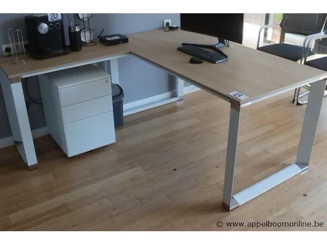 Design hoekbureau, vv houten schrijfblad en ladenblok - afbeelding 1 van  3