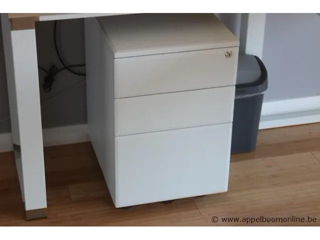 Design hoekbureau, vv houten schrijfblad en ladenblok - afbeelding 3 van  3