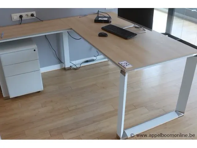 Design hoekbureau, vv houten schrijfblad en ladenblok - afbeelding 1 van  3