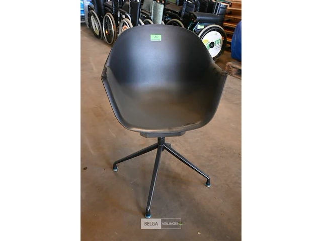 Design kuipstoel - afbeelding 2 van  4