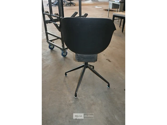 Design kuipstoel - afbeelding 3 van  4