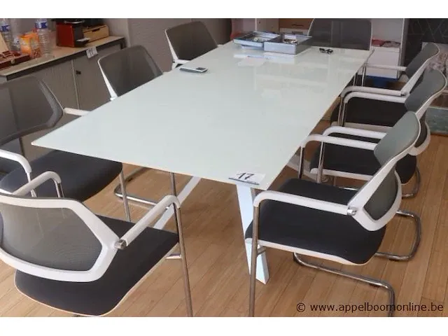 Design rechthoekige conferentietafel vv glazen bovenblad, compl met 8 design armstoelen - afbeelding 1 van  3
