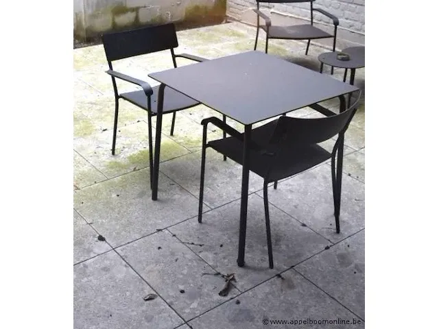 Design stalen terrastafeltje plus 2 design terrasstoelen - afbeelding 1 van  1