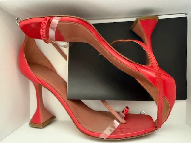 Designer schoenen amina muaddi - afbeelding 6 van  7