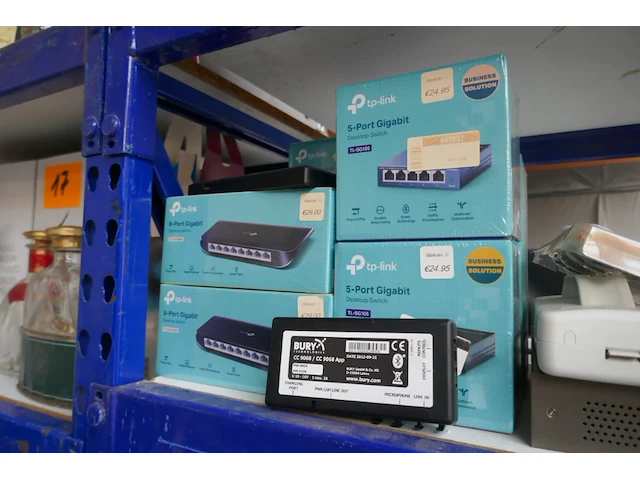 Desktop switch ( nieuw ) + rookmachines + diverse items - afbeelding 2 van  4