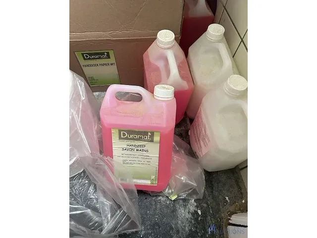 Detergenten en papieren handdoekjes - afbeelding 2 van  4
