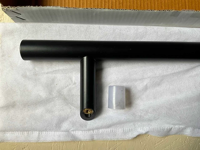 Deurgreep rvs zwart gecoat 500mm met schuine voeten - afbeelding 2 van  8