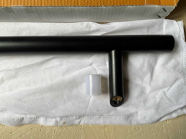 Deurgreep rvs zwart gecoat 500mm met schuine voeten - afbeelding 3 van  8