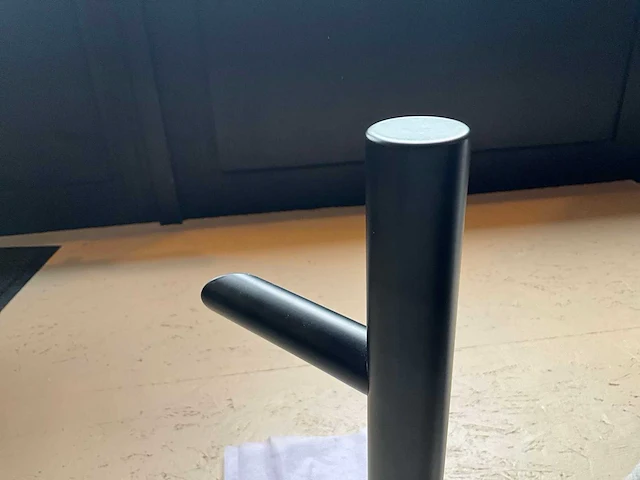 Deurgreep rvs zwart gecoat 500mm met schuine voeten - afbeelding 7 van  8