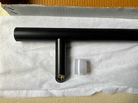 Deurgreep rvs zwart gecoat 500mm met schuine voeten - afbeelding 2 van  8