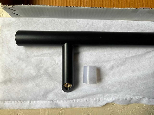 Deurgreep rvs zwart gecoat 500mm met schuine voeten - afbeelding 2 van  8