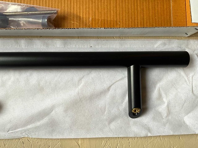 Deurgreep rvs zwart gecoat 700mm met schuine voeten - afbeelding 3 van  8