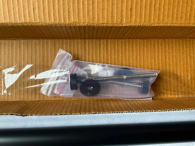 Deurgreep rvs zwart gecoat 700mm met schuine voeten - afbeelding 4 van  8