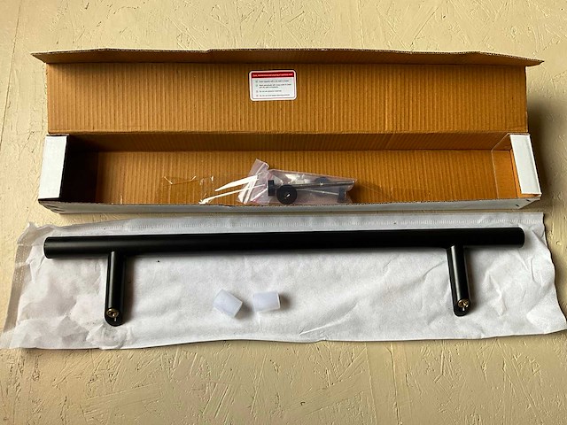 Deurgreep rvs zwart gecoat 700mm met schuine voeten - afbeelding 1 van  8