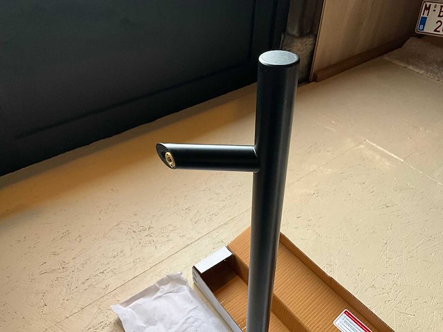 Deurgreep rvs zwart gecoat 700mm met schuine voeten - afbeelding 7 van  8