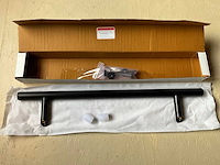 Deurgreep rvs zwart gecoat 700mm met schuine voeten - afbeelding 1 van  8