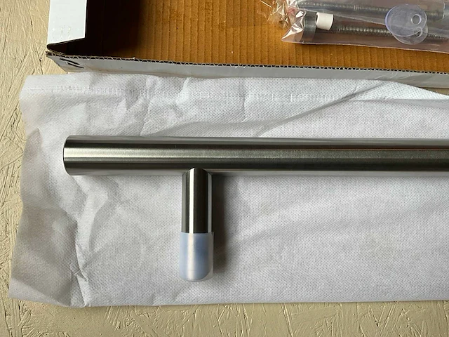 Deurgreep t-model 500mm in roestvrijstaal met schuine voeten - afbeelding 5 van  11