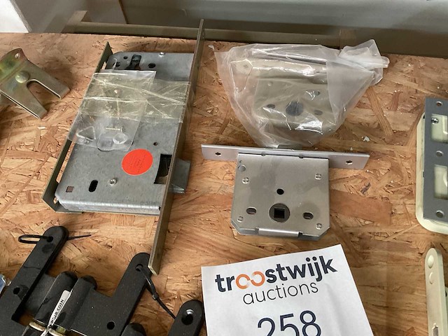 Deursloten en scharnieren - afbeelding 9 van  12