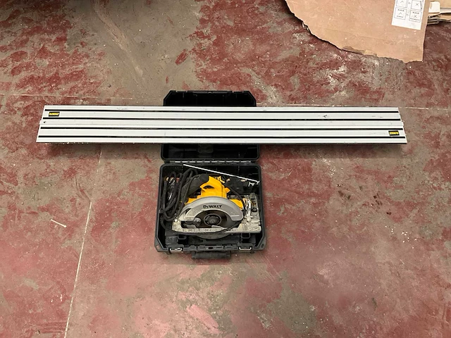 Dewalt - dwe576 - bladzaagmachine - afbeelding 1 van  5