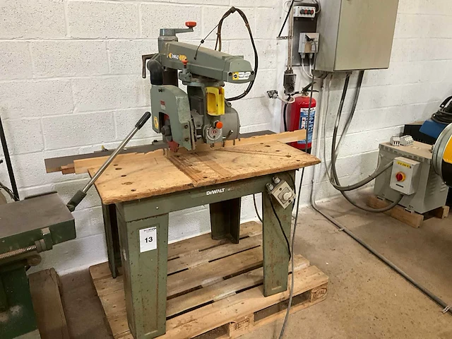 Dewalt 142 radiaalafkortzaagmachine - afbeelding 2 van  4