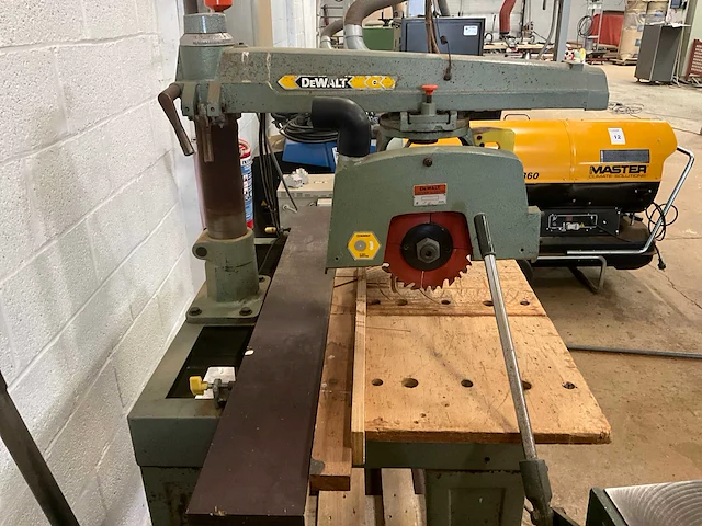 Dewalt 142 radiaalafkortzaagmachine - afbeelding 3 van  4