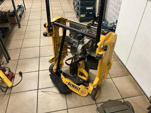 Dewalt afkortcirkelzaagmachine - afbeelding 2 van  4