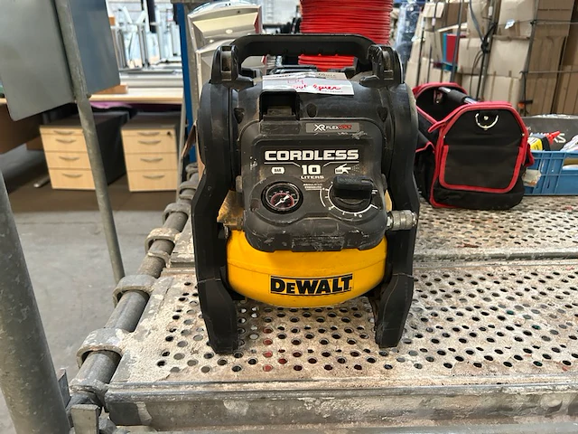 Dewalt compressor - afbeelding 1 van  7