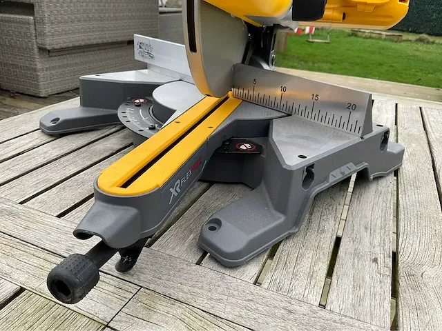 Dewalt dcs 778 afkortzaag - afbeelding 4 van  9